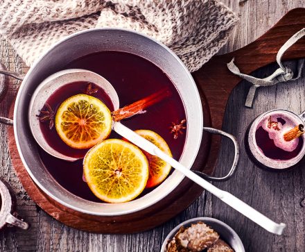 Зимна приказка с греяно домашно вино