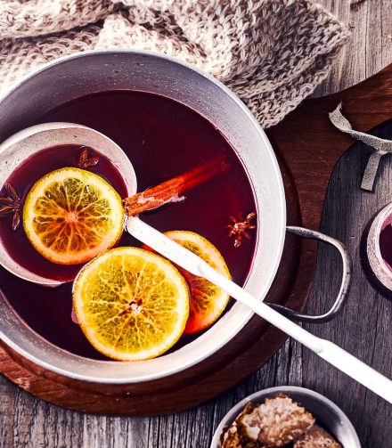 Зимна приказка с греяно домашно вино