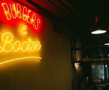 Пътеводител: Boom! Burgers & booze